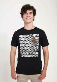 Sort bomulds t-shirt med et grafik af stormtroopers og en central brun, pelsklædt karakter, trykt i grå og hvid.