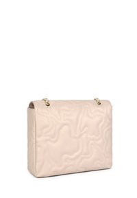 Bolso en beige acolchado con un acabado de cuero suave. Presenta detalles en hardware dorado y una forma rectangular estructurada.