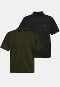 Ensemble de deux polos : un vert foncé et un noir, en tissu lisse, avec une patte de boutonnage à deux boutons et un logo discret sur la poitrine.