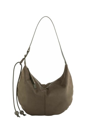Bolso de hombro de cuero marrón suave con una sola correa, cierre de cremallera y dos tiradores decorativos de cuero con cuentas redondas en los extremos.