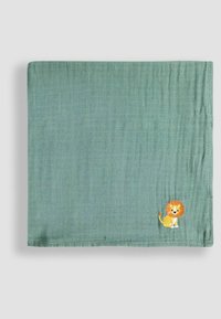 Grøn tekstil med en blød tekstur, med et lille broderet løve-design i gul og orange i det ene hjørne.