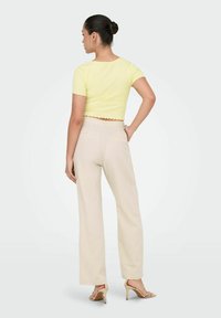 ONLY ONLBETTY - T-shirt con stampa - double cream
