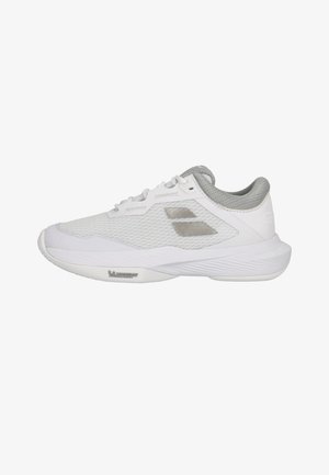 Hvid atletisk sneaker med grå polstret krave, åndbar mesh-overdel, polstret sål og subtilt logo på siden og mellemsålen.