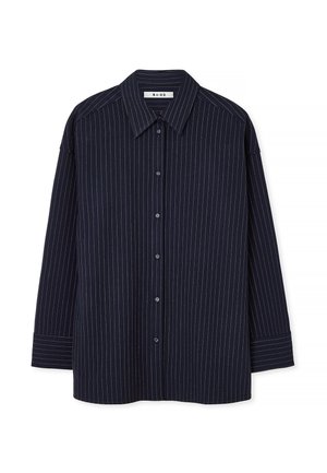 Camisa de botones de color azul marino con un patrón de rayas verticales, cuello puntiagudo, mangas largas y tela de textura suave.