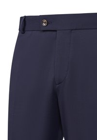 Marinehosen aus glattem Stoff mit Knopfverschluss, schlankem Design und einer Vordertasche. Minimalistische Stickdetails auf dem Stoff.