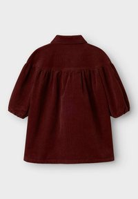 Bordo kord flanelasta košulja s ovratnikom, napučenim rukavima i naboranim detaljem na leđima. Mekana tekstura i ležeran, oversize kroj.