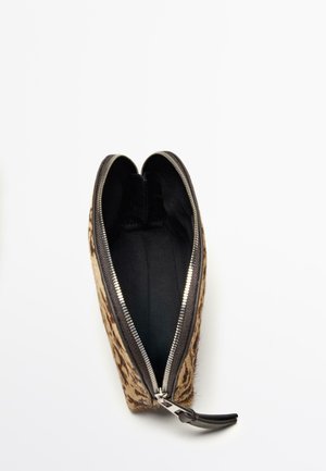 Pochette con stampa leopardata marrone, dotata di chiusura con zip e fodera interna nera. Presenta una superficie liscia e dettagli in pelle.