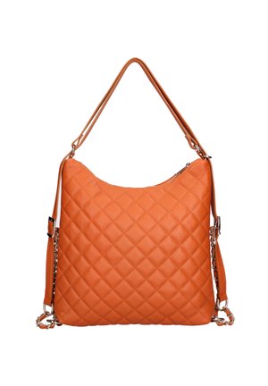 Sac bandoulière en cuir orange matelassé avec une courte bandoulière et une bandoulière chaîne amovible, fermeture éclair sur le dessus.