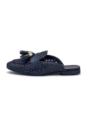 Mocassino slip-on in pelle intrecciata blu navy con nappine e dettagli dorati, suola piatta, retro aperto e punta arrotondata.