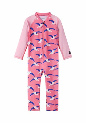 Różowy, dziecięcy, jednoczęściowy strój kąpielowy z długim rękawem, z niebieskim i białym wzorem mew oraz suwakiem z przodu.