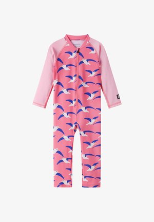 Różowy, dziecięcy, jednoczęściowy strój kąpielowy z długim rękawem, z niebieskim i białym wzorem mew oraz suwakiem z przodu.
