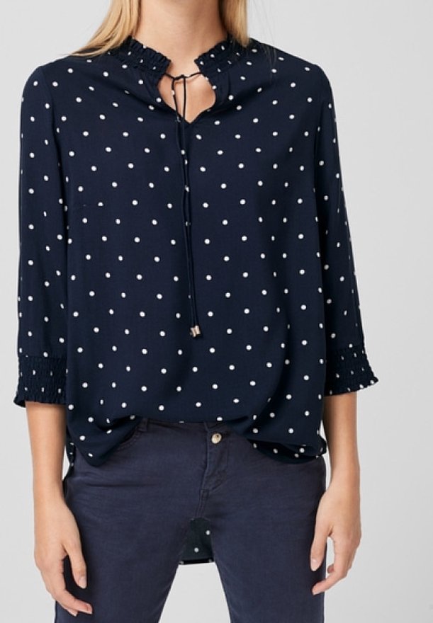 Marineblouse met witte stippen, gerimpelde kraag, driekwartmouwen met elastische manchetten en een strikdetail bij de hals.
