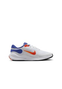 Tenisky Nike s bílým svrškem a oranžovými a modrými akcenty, síťovinou, zaoblenou špičkou a texturovanou černou gumovou podrážkou.