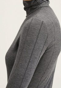 Szary sweter z golfem, z prążkowaną teksturą, dopasowanym krojem oraz pionowymi szwami zdobiącymi rękawy i korpus.