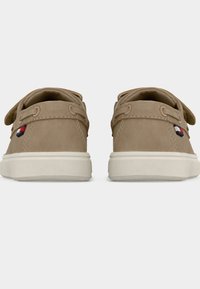 Ταμπά σουέντ παπούτσια με στρογγυλή μύτη, επενδεδυμένο γιακά και λευκή λαστιχένια σόλα. Διαθέτουν διακοσμητική ραφή και μικρό έμβλημα με λογότυπο στο πλάι.