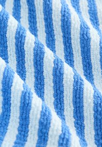 Tessuto a righe in tonalità di blu e azzurro, con superficie testurizzata e righe orizzontali alternate.