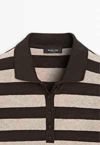 Gestreiftes Poloshirt in Dunkelbraun und Beige. Verfügt über einen Kragen, eine Knopfleiste mit vier Knöpfen und einen weichen, strukturierten Stoff.