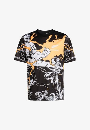 Svart t-shirt med kort ärm, utrustad med grafiska mönster i orange och vitt i seriestil, som föreställer muskulösa figurer och "All Blacks"-logotypen.