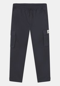 Granatowe spodnie cargo z elastycznym pasem, sznurkiem, dwoma bocznymi kieszeniami i dwiema kieszeniami cargo na udach. Wykonane z lekkiego materiału.