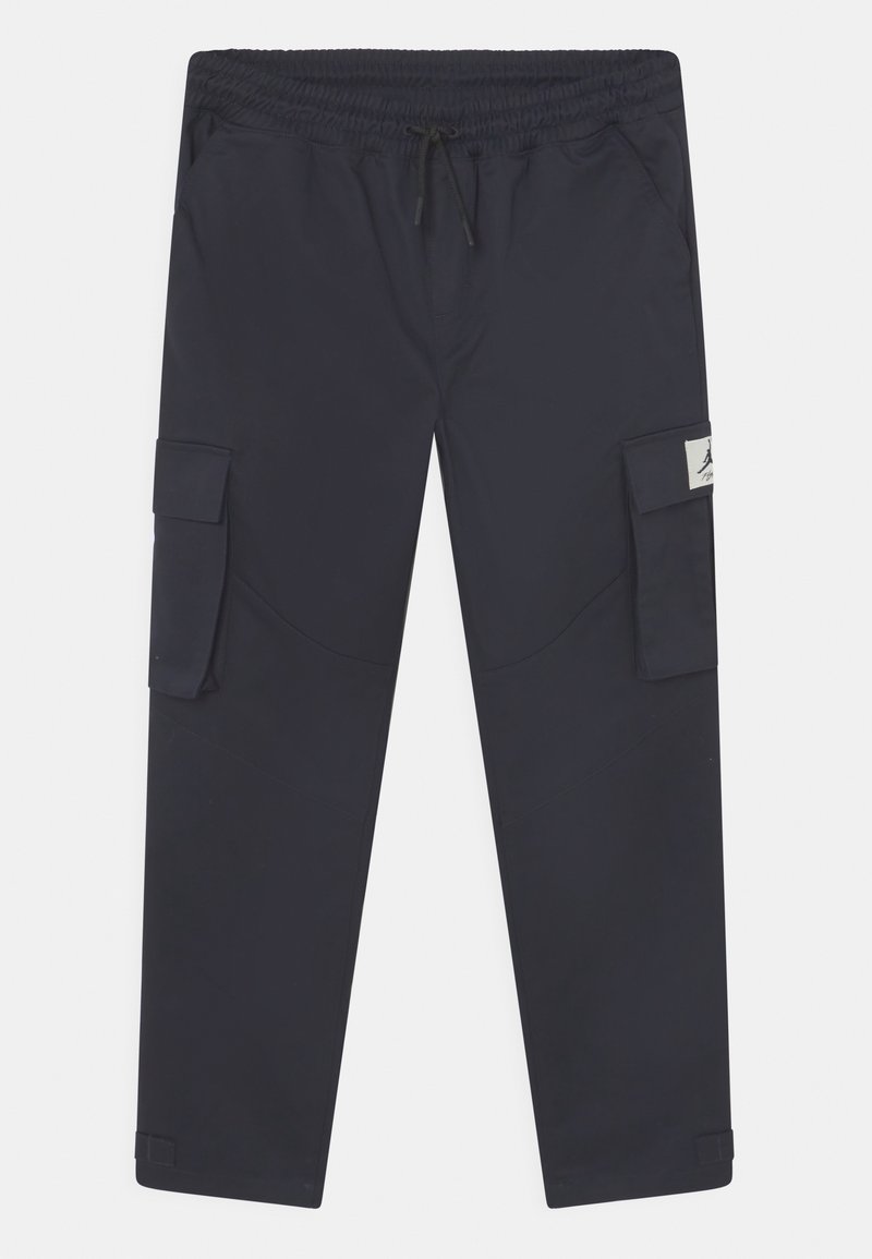 Granatowe spodnie cargo z elastycznym pasem, sznurkiem, dwoma bocznymi kieszeniami i dwiema kieszeniami cargo na udach. Wykonane z lekkiego materiału.