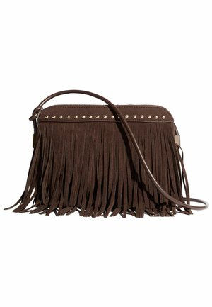 Sac bandoulière en daim marron avec longue frange, clous argentés le long du bord supérieur, et une fine bandoulière réglable.