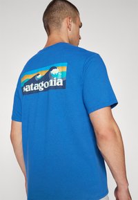 Patagonia BOARDSHORT LOGO POCKET RESPONSIBILI-TEE - Apdrukāts T-krekls - endless blue