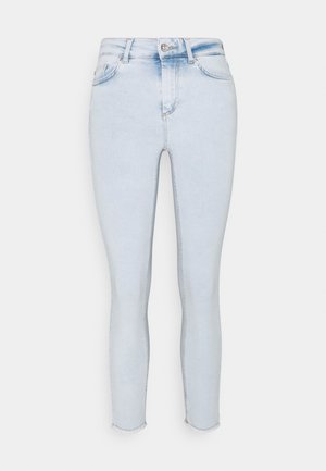 Jasnoniebieskie obcisłe jeansy z denimu, z wysokim stanem, przednimi kieszeniami i surowym wykończeniem na kostkach. Gładka faktura z przetarciami.