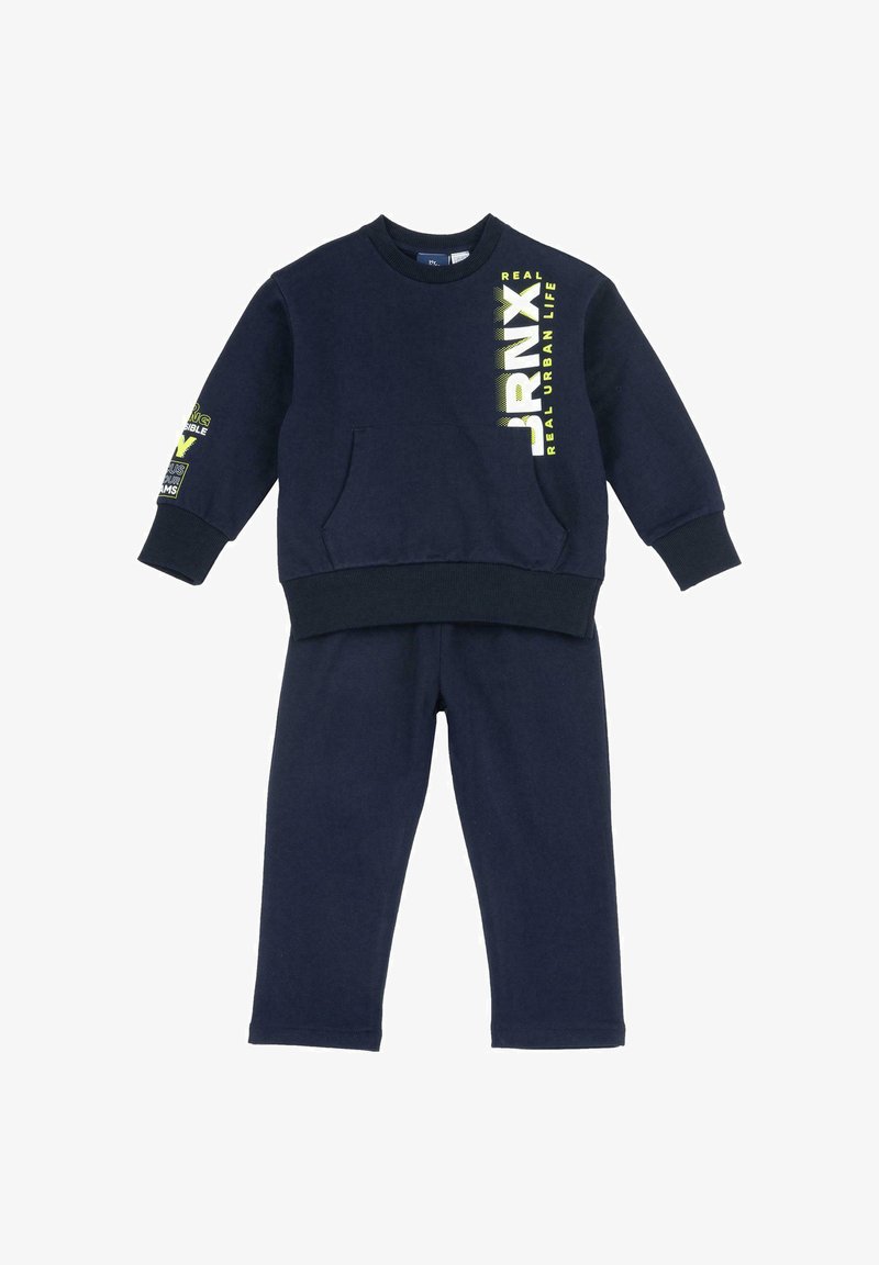 Conjunto de sudadera y pantalones en color navy, hecho de una tela suave. La sudadera tiene cuello redondo, mangas largas y un bolsillo delantero con detalles de impresión en amarillo.