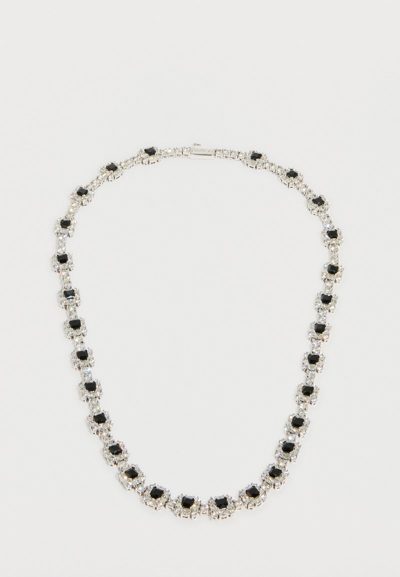 Sudraba kaklarota ar melniem un caurspīdīgiem akmeņiem maiņā simetriskā izkārtojumā, ar gludu aizdari aizmugurē.