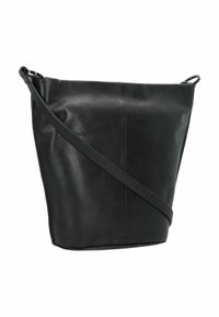 Czarna skórzana torba na ramię o luźnym kształcie, z długim, regulowanym paskiem i subtelnymi detalami w postaci przeszyć. Gładka tekstura bez widocznych elementów metalowych.