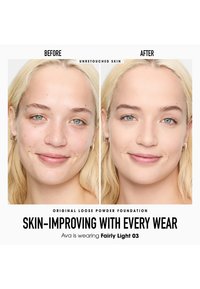 Losse poederfoundation verpakking weergegeven met "Voor" en "Na" afbeeldingen van de huid, die textuur- en kleurnethelp verbeteringen tonen. Kleur: Fairly Light 03.