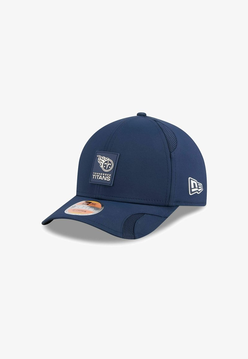 Marineblaue Baseballmütze mit verstellbarem Design, glattem Stoff, Frontlogo-Patch für die Tennessee Titans und gebogenem Schirm mit Netzpaneelen.