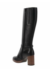 Bottes noires en cuir montant jusqu'au genou avec une fermeture éclair sur le côté, bout rond et un talon en bois empilé. Présente une texture lisse et des détails de couture subtils.