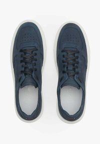 Granatowe skórzane trampki o gładkiej teksturze, z czarnymi sznurowadłami, perforowanymi szczegółami i białą gumową podeszwą.