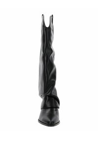 Bota negra hasta la rodilla hecha de cuero suave, con punta afilada, diseño de drapeado suave y parte superior abierta con ranuras para un detalle adicional.