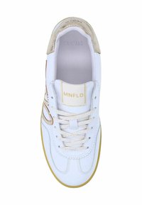 Witte sneaker met een gestructureerde leren bovenkant, gouden accenten op de hiel en een gouden geborduurd logo op de tong. Voorzien van witte veters.