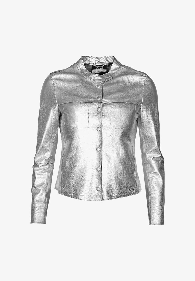 Srebrna skórzana kurtka o wyraźnej konstrukcji, z okrągłym kołnierzykiem, zapięciem na guziki z przodu oraz dwoma kieszeniami na piersi. Gładka, błyszcząca faktura.
