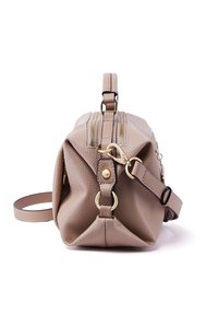Borsa a tracolla sintetica beige con texture, hardware dorato, doppia cerniera superiore e tracolla regolabile. Presenta una base arrotondata e dettagli laterali.