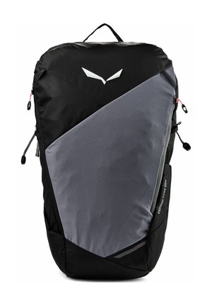 Zwarte en grijze rugzak met geometrisch ontwerp, bovenhandvat, zijritsvak en een wit hoekig logo op het bovenste voorpaneel.