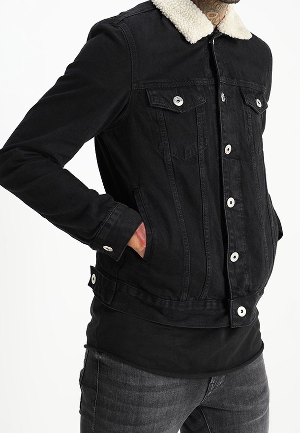 Černá džínová bunda s bílým kožíškovým límcem, zavíráním na knoflíky vpředu, dvěma náprsními kapsami a bočními rozparky pro ruce.