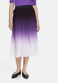 Falda plisada ombre púrpura con cinturilla negra, que transita de un púrpura oscuro a blanco, con plisados nítidos y un acabado suave.