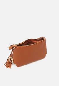 Brun læderpung med gylden lynlås, delvist åben, med en læderkvast og rund gylden vedhæng på hvid baggrund.