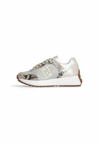 Sneaker mit einem strukturierten Schlangenhaut-Design in Beige und Grau, ausgestattet mit einer weißen Sohle und metallischen Akzenten. Schnürsenkel in passendem Beige.