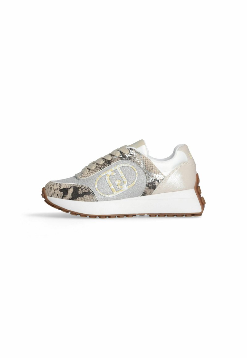 Sneaker mit einem strukturierten Schlangenhaut-Design in Beige und Grau, ausgestattet mit einer weißen Sohle und metallischen Akzenten. Schnürsenkel in passendem Beige.