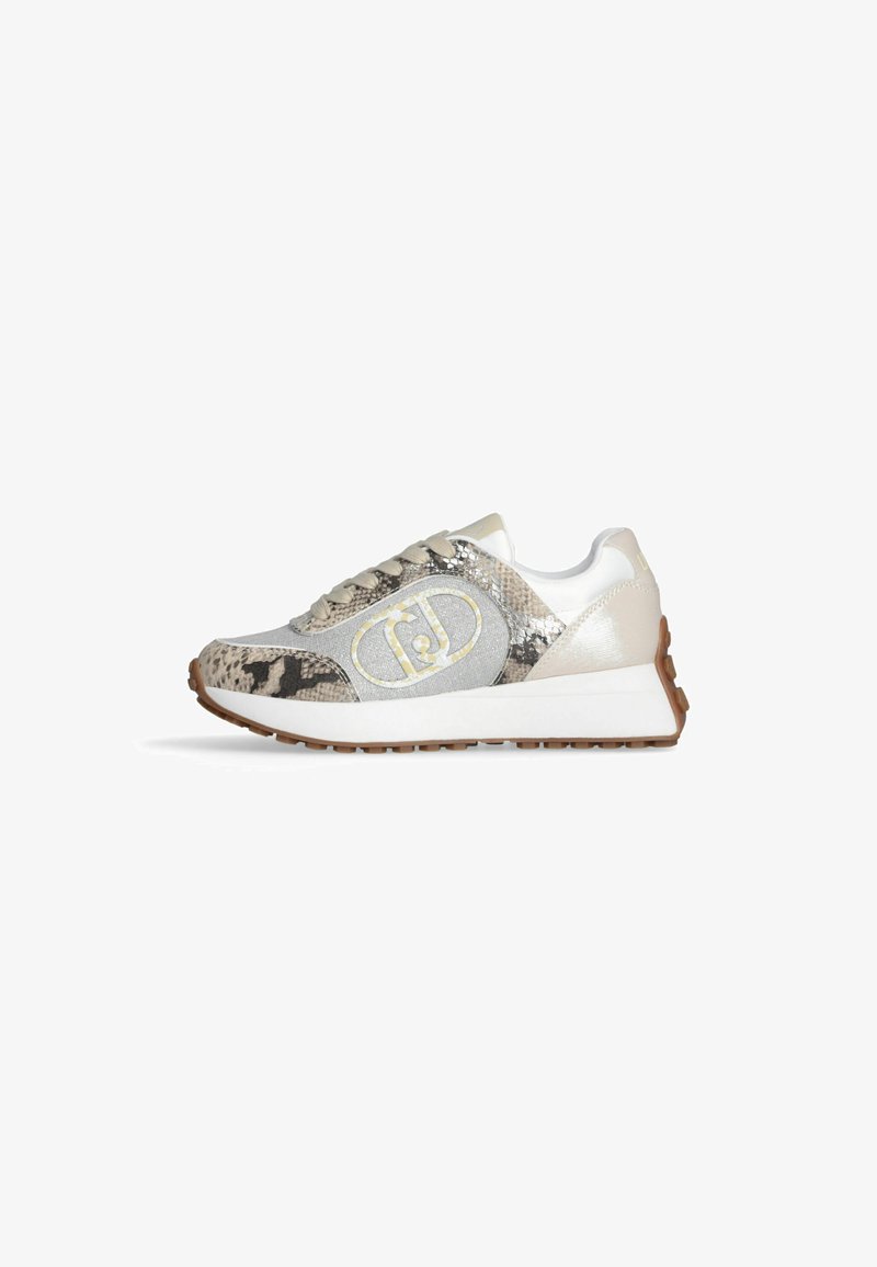 Sneaker mit einem strukturierten Schlangenhaut-Design in Beige und Grau, ausgestattet mit einer weißen Sohle und metallischen Akzenten. Schnürsenkel in passendem Beige.