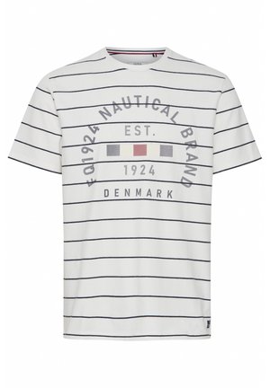 Bela kratka majica s kratkimi rokavi, okrašena s temno modrimi horizontalnimi črtami, okroglim izrezom in grafičnim tiskom z napisom "Nautical Brand" ter barvnimi akcenti.