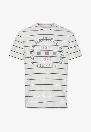 Balta īsajiem piedurknēm T-kreklu ar tumši zilgajiem horizontālajiem svītrām, apaļu kakla izgriezumu un grafisku attēlu ar tekstu "Nautical Brand" un krāsainiem akcentiem.