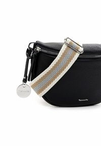 Borsa a tracolla nera in pelle con superficie testurizzata, dotata di una tracolla intrecciata nei colori crema, grigio e marrone, e un'etichetta con logo circolare.