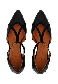 Scarpe nere a punta con tomaia in rete testurizzata, caratterizzate da cinturini incrociati e una fibbia alla caviglia. Interno color tan e morbida fodera.