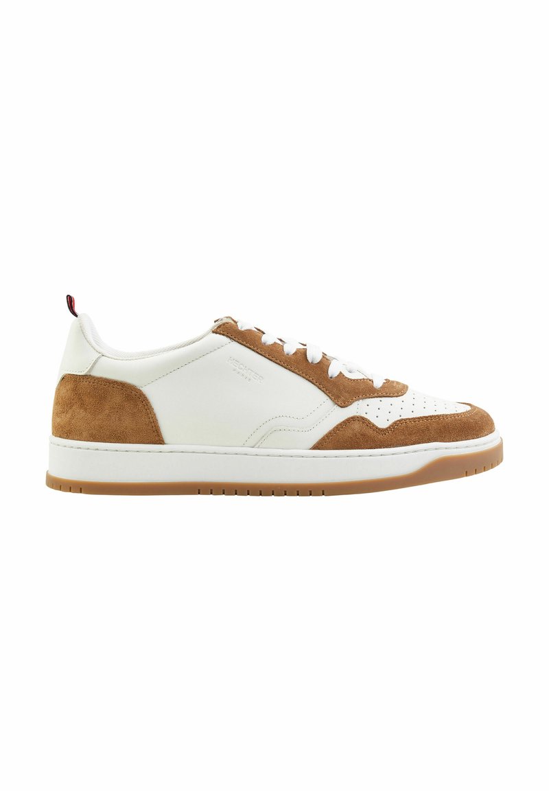 Weiße Sneaker mit braunen Wildlederakzenten, Schnürdesign, perforiertem Zehenbereich und Gummisohle. Mit Logo an der Seite und kontrastierenden Nähten.
